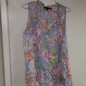 Harve be hard sleeveless Floral blouse. Ruffle neck. V neck with tie.